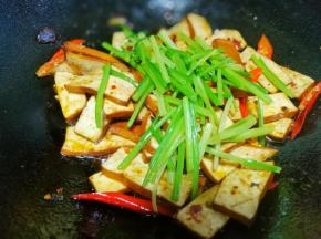 加芹菜炒匀。