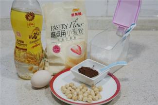 这款饼点的备料：金龙鱼谷物油80克，金龙鱼糕点用小麦粉150克，可可粉15克，白糖60克，鸡蛋1个，榛子1把