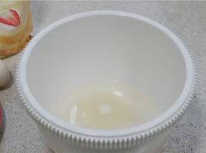 将谷物油与白糖混合在一起。（要是家里有糖粉的可以选择糖粉）
