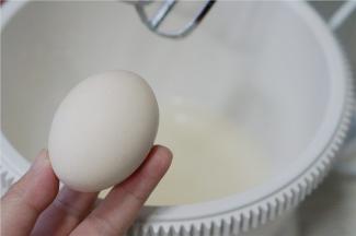 打至糖化，然后再加入一个鸡蛋。