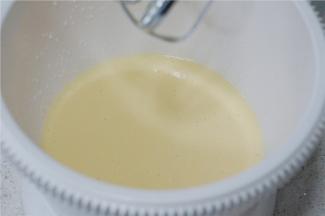 打至鸡蛋与油糖糊完全融合，感觉微微有点稠。