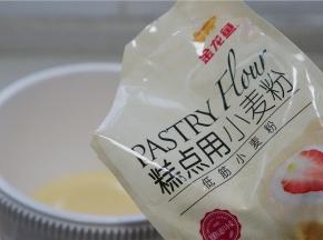 再加入金龙鱼糕点用小麦粉，这款面粉不用过筛也十分的细腻。