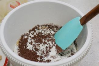 然后再将可可粉一并配入，用牛油刀拌至食材完全融合。