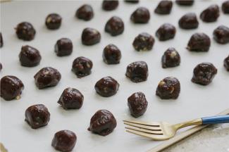 揉至面糊完成融合，然后如图这样子搓成小圆子备用。