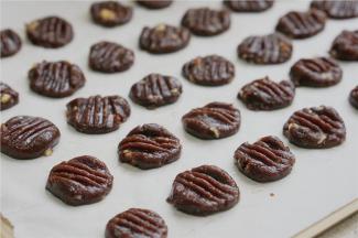 用叉子将圆子压出纹理来。