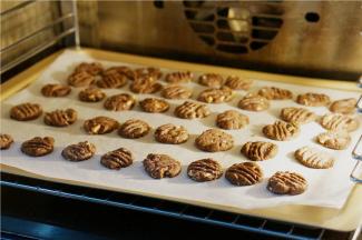 然后入烤箱180度烤制20分钟，要注意微微有点出油也是正常的。