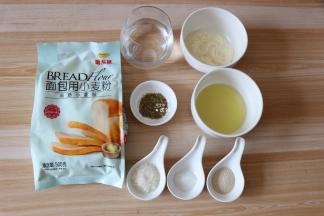 准备好面团的食材；
