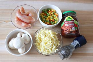 准备好馅料的食材；