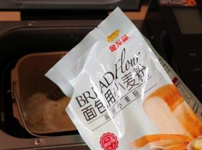 将水和橄榄油倒入面包机的面包桶中，盐、白砂糖对角放，倒入金龙鱼面包用小麦粉，这个粉采用100%进口小麦为原料，麦香浓郁，制作过程中易膨胀易拉丝，吸水性也好，面粉质量稳定性较好，成品香软可口；