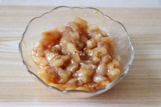 面团在发酵的时候可以来准备馅料，将鸡胸肉洗净切小丁，放入苹果醋、生抽、料酒、盐、黑胡椒粉抓匀腌制半小时以上；