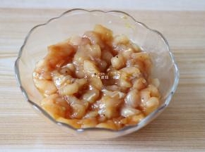 面团在发酵的时候可以来准备馅料，将鸡胸肉洗净切小丁，放入苹果醋、生抽、料酒、盐、黑胡椒粉抓匀腌制半小时以上；