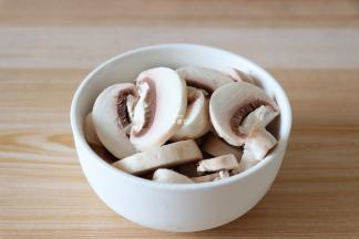 口蘑洗净切片；