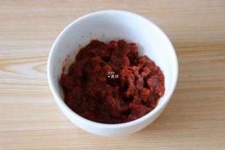 腌番茄加少许橄榄油放入料理机打成披萨酱；