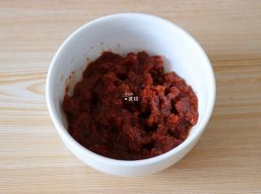 腌番茄加少许橄榄油放入料理机打成披萨酱；