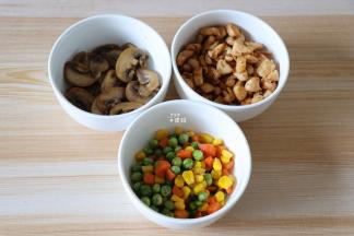将什锦菜、腌制好的鸡胸肉、口蘑分别用橄榄油炒熟备用；
