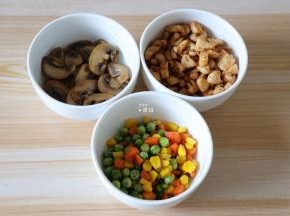 将什锦菜、腌制好的鸡胸肉、口蘑分别用橄榄油炒熟备用；