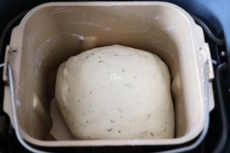 面团发酵到两倍大即可，再选择揉面程序和面5分钟排气；