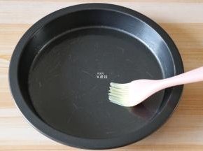 披萨盘里刷一层橄榄油；