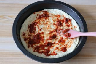 刷一层披萨酱；