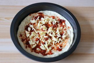 撒一些马苏里拉芝士；