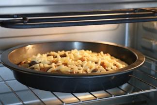 放进预热好的烤箱中层，上下管210度，烤15分钟左右即可；