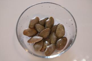 花蚬用盐水浸泡2个小时以上，吐尽沙，用刷子清洗干净。