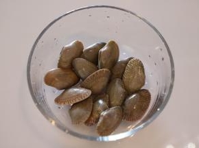 花蚬用盐水浸泡2个小时以上，吐尽沙，用刷子清洗干净。