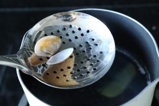 花蚬煮至开口马上捞出，煮花蚬的水不要倒掉，放凉备用。