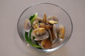 煮熟的花蚬放在碗中放凉。