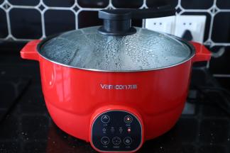 蒸火锅放入适量的水（配方外），设置火锅，大火开始烧水。