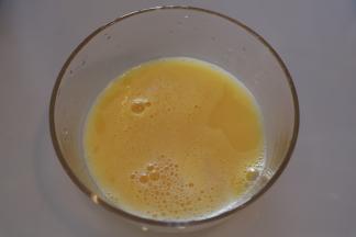 鸡蛋打散，用蛋抽拌匀，加入放温的花蚬水，拌匀。