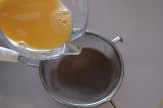 拌好的蛋液过筛入蒸碗内。