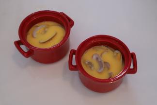 放入凉了的花蚬，盖上盖子。