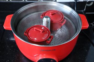 放入蒸锅内，改为小火，蒸12-15分钟。