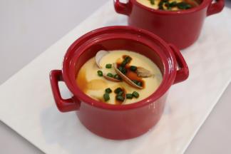 起锅，淋上鲜酱油、香油和葱花。