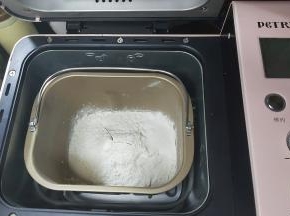 除黄油外的所有面团材料放入面包机桶内，设置IMAX程序。（细砂糖、耐高糖酵母对角放置）