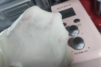 揉好的面团，我们取一小块用手指撑开有坚韧的不易破薄膜，这就是完全阶段了。
