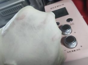 揉好的面团，我们取一小块用手指撑开有坚韧的不易破薄膜，这就是完全阶段了。