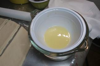 涂抹材料里的黄油和炼乳放在一个小碗内，隔热水融化搅拌成炼乳酱。