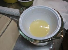 涂抹材料里的黄油和炼乳放在一个小碗内，隔热水融化搅拌成炼乳酱。