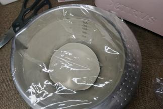 把光滑的面团放入盆内盖上保鲜膜发酵至面团两倍大。