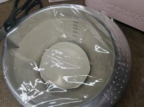 把光滑的面团放入盆内盖上保鲜膜发酵至面团两倍大。