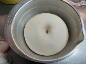 用一根手指沾上少许面粉插入面团，不塌陷不回缩的即发酵完成。