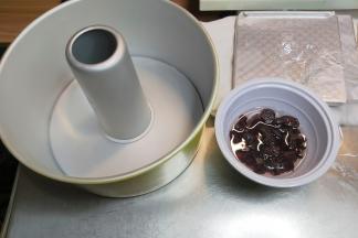 蔓越莓干用朗姆酒泡软，阳极模具需要在模具内部刷一层薄薄的黄油，不沾模具就不需要了。