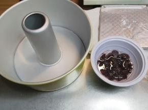 蔓越莓干用朗姆酒泡软，阳极模具需要在模具内部刷一层薄薄的黄油，不沾模具就不需要了。