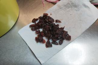 泡软的蔓越莓干用厨房纸吸干水分。