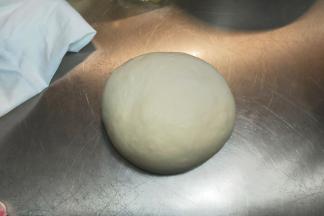 面团取出轻压排气，然后松弛10分钟。