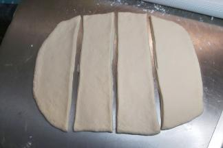 切成四等份，四个长条。