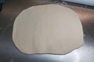 把面团擀成长方形。