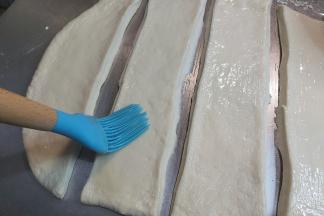 每条都涂抹上炼乳酱。（不要全部涂完，要留一点等下涂表面）